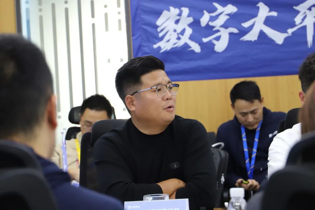 张总积极为大家解答疑惑.jpg 张总积极为大家解答疑惑.jpg